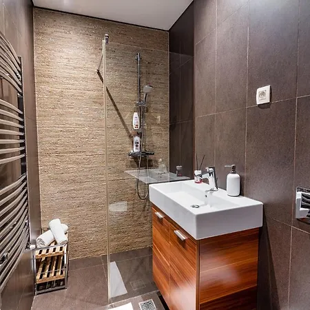 Victoria Secret - Central With View Apartment *